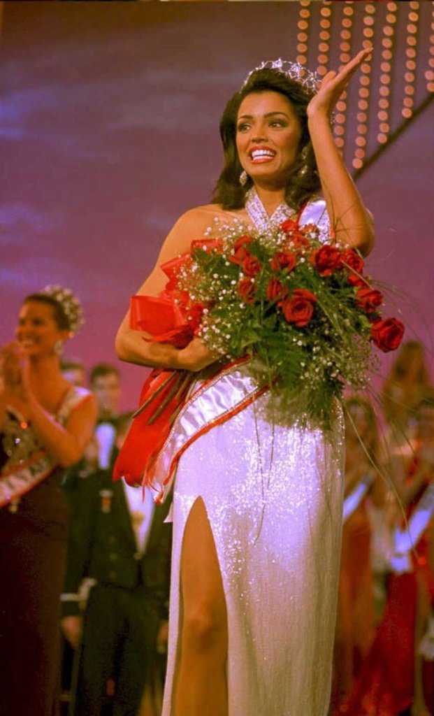 Miss Universe: Chelsi Smith