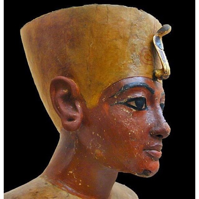 tutankhamun's gold funerary mask 08