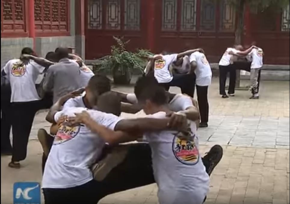 african-learn-kungfu-at-shaolin-temple-01